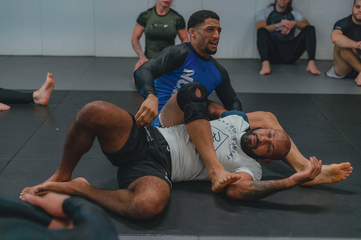 No-gi BJJ guard passing during competition with athletes wearing rashguards