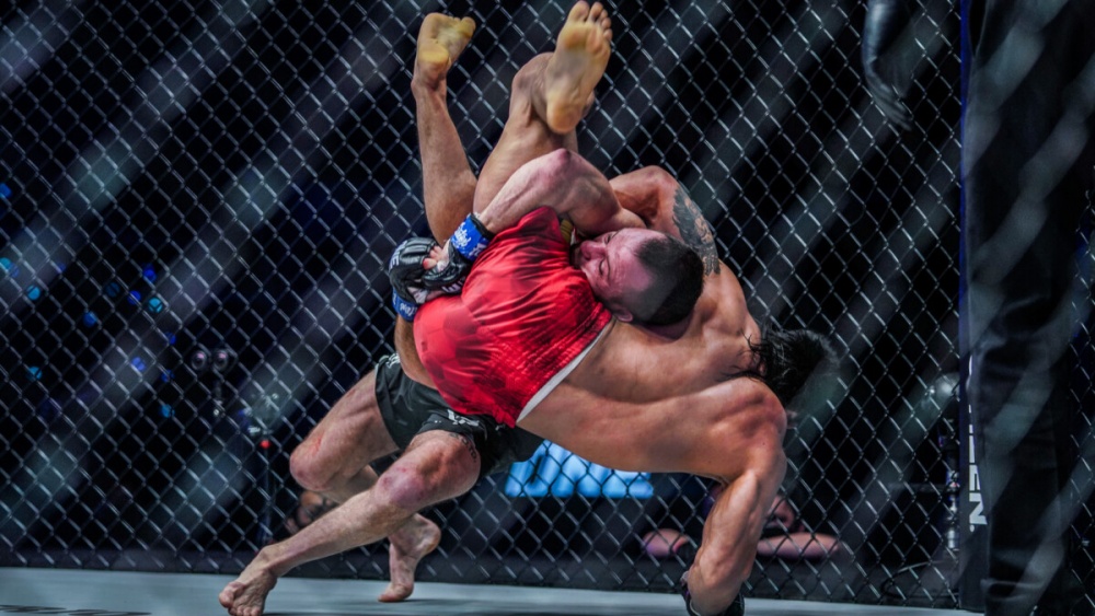 No-gi grappling takedown in competition showing wrestling for BJJ