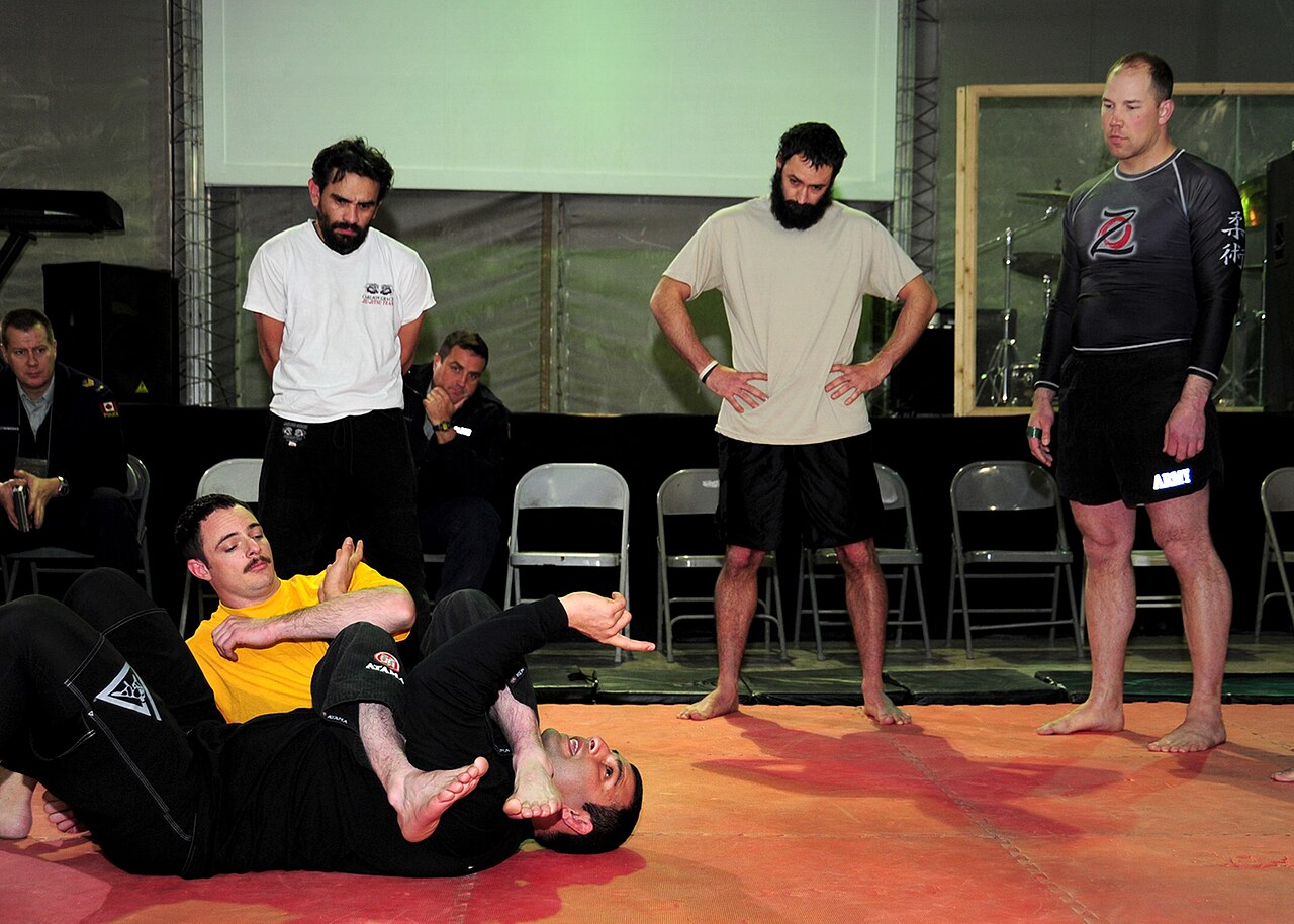 women jiu jitsu training