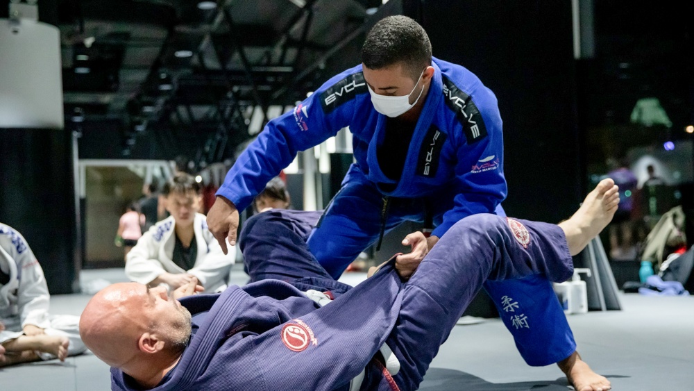 bjj guard pass demonstration
