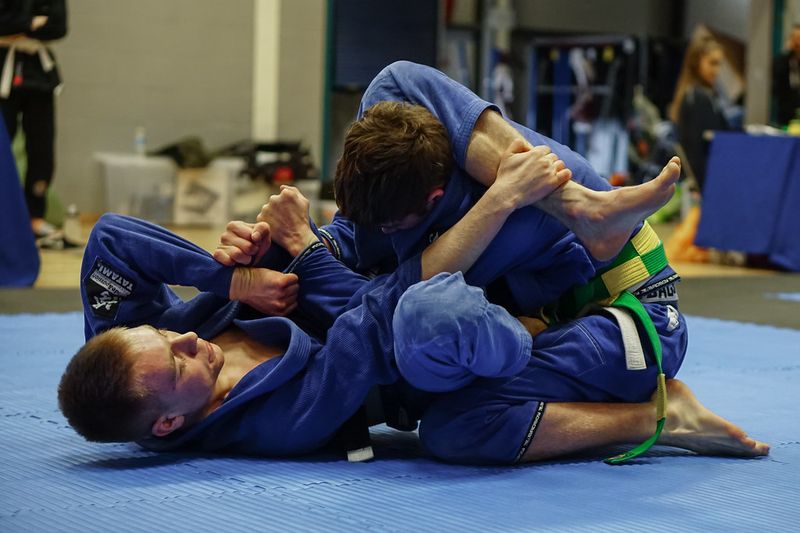 No-gi grappler scrambling for the anaconda choke