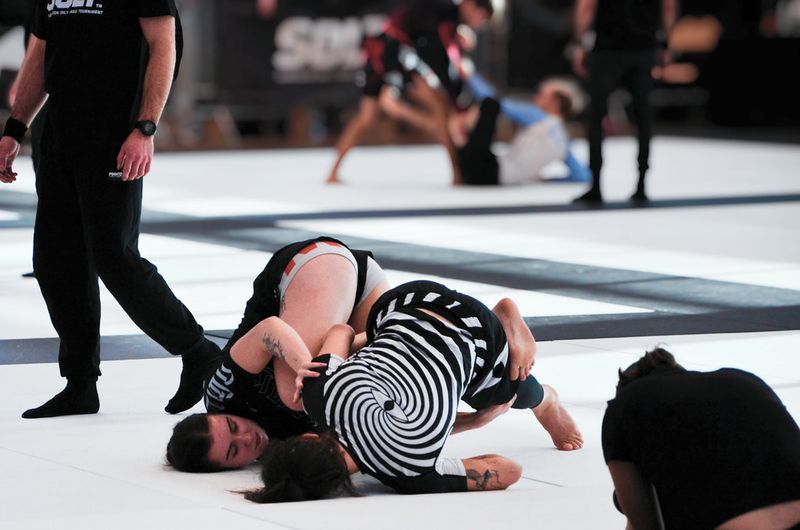 Top pressure in no-gi grappling for the anaconda choke finish