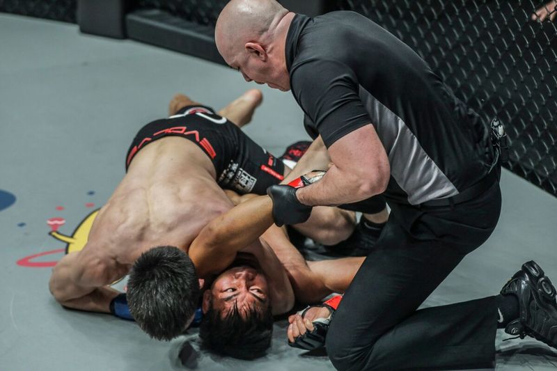 Shinya Aoki finishing a juji gatame armbar no gi in MMA competition