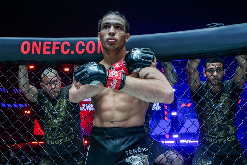 Kade Ruotolo waiting in the cage before a no gi submission grappling match where he uses the armbar