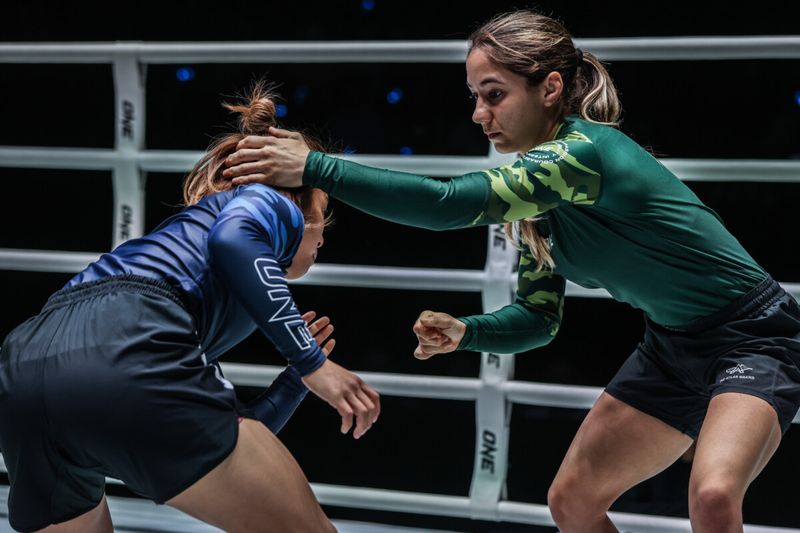 Mayssa Bastos in a no gi grappling exchange known for her elbow-snapping armbar