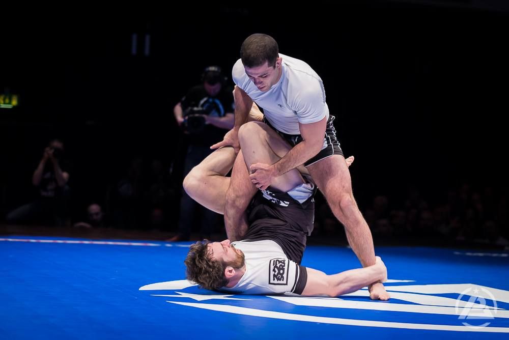 Eddie Cummings attacking an ashi garami leg entanglement on Augusto Mendes at Polaris