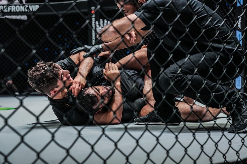 Escaping the buggy choke during a no-gi scramble