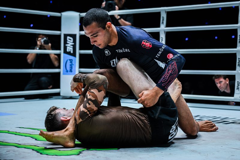 Buggy choke from bottom no-gi grappling attack
