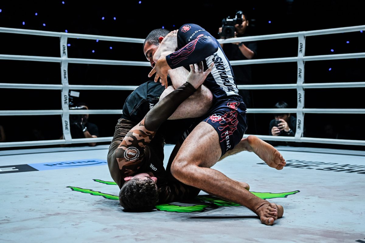 Buggy choke no-gi submission grappling match