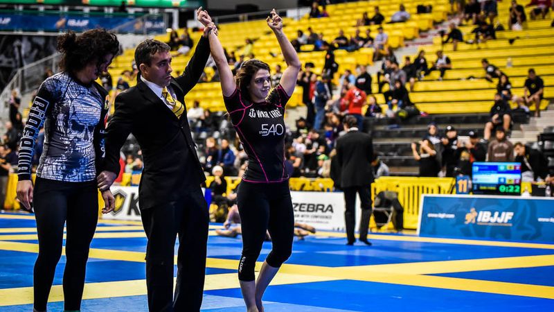 Female no-gi grappler awarded the win after a darce choke