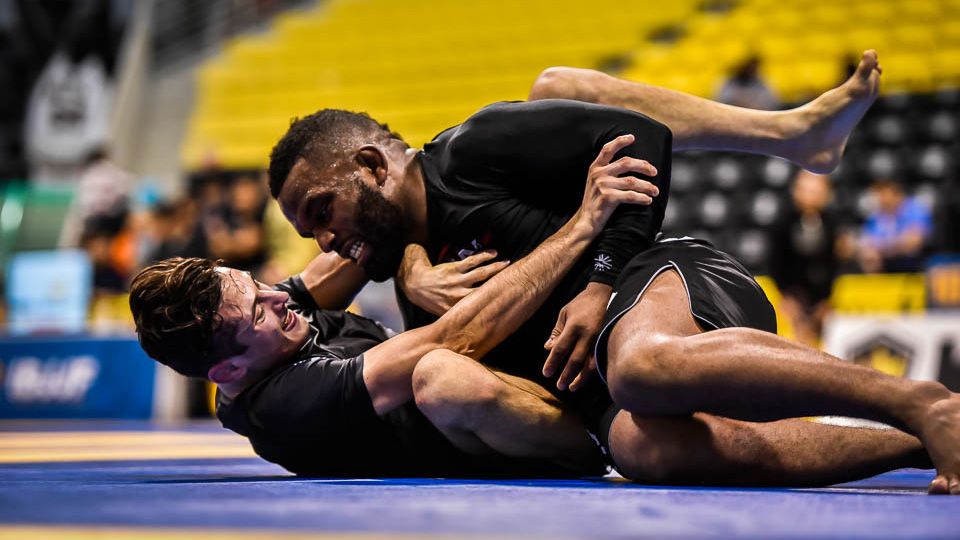 Darce choke setup from side control in no-gi BJJ tournament