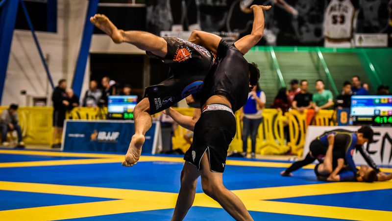 No-gi grappler sprawling to counter and set up the darce choke