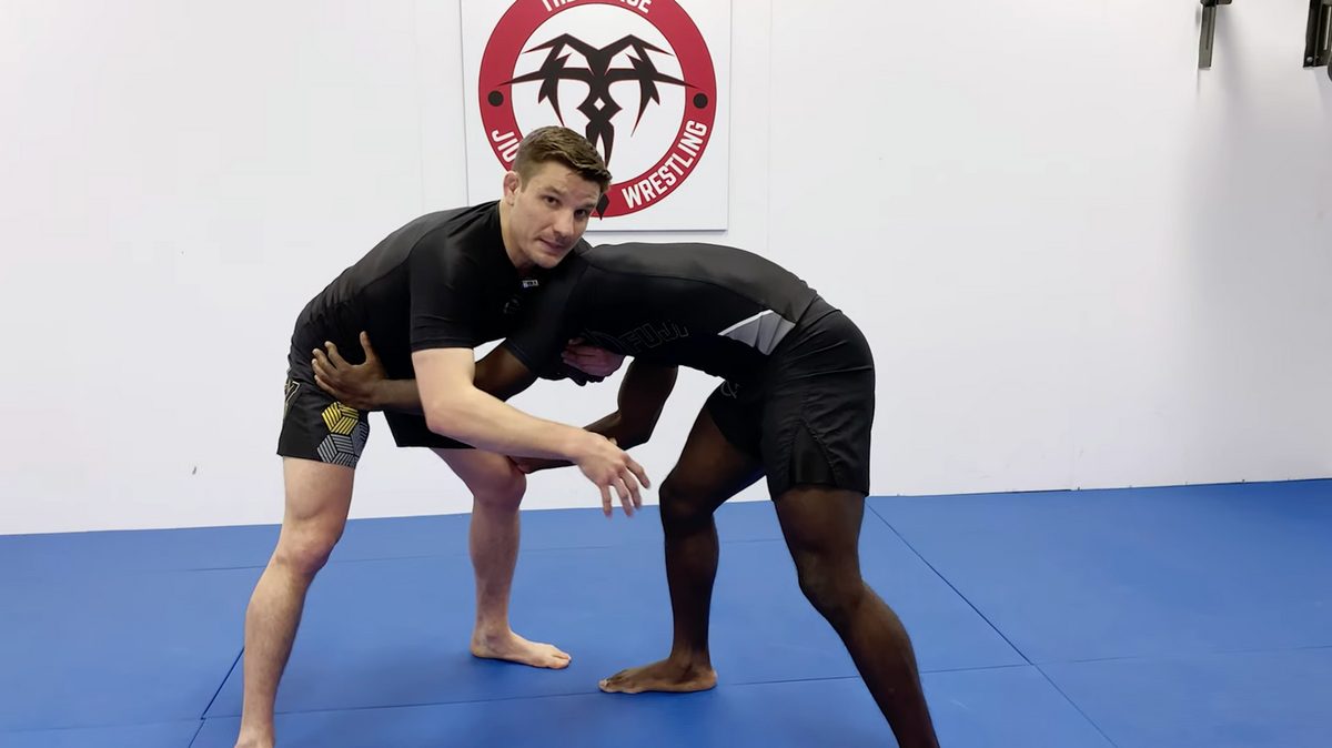 Guillotine choke setup from a no-gi front headlock position