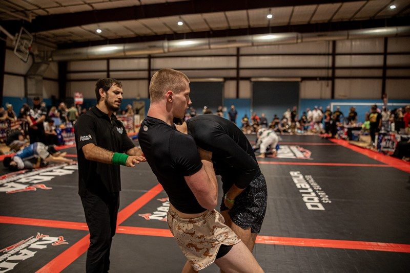 Standing guillotine choke finish at a no-gi competition