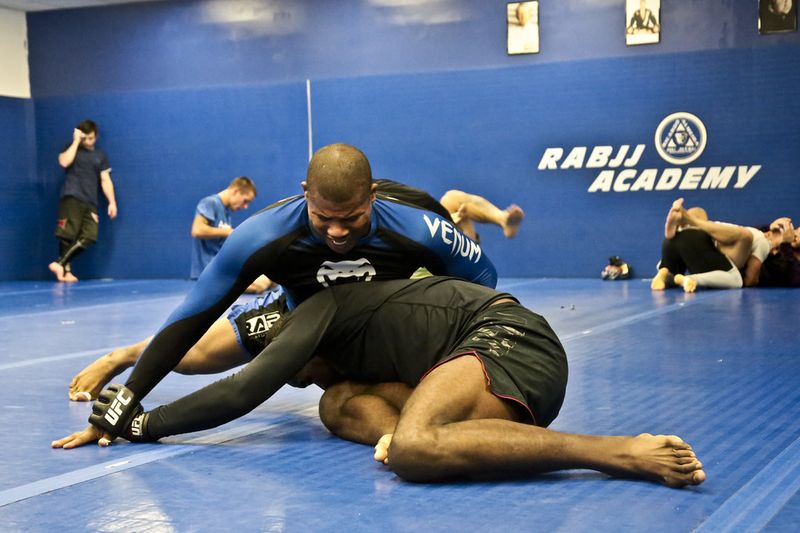 No-gi grappler controlling with a leg entanglement on the mat