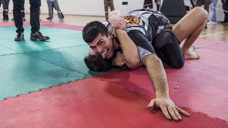 Defending a submission attempt in a no-gi match
