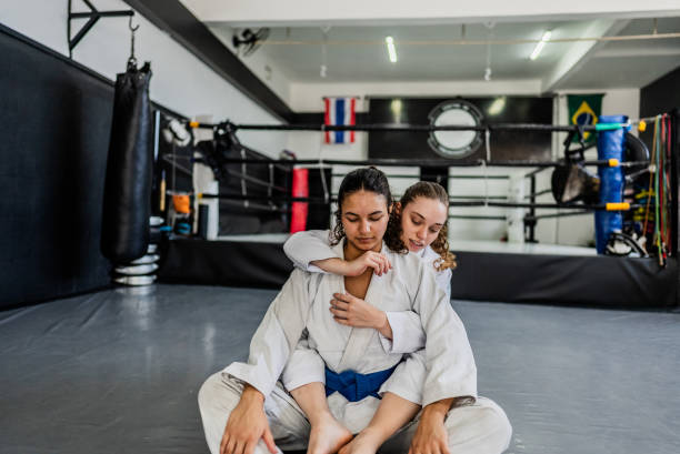 females training jiu-jitsu at the gym - brazilian jiu jitsu stock pictures, royalty-free photos & images