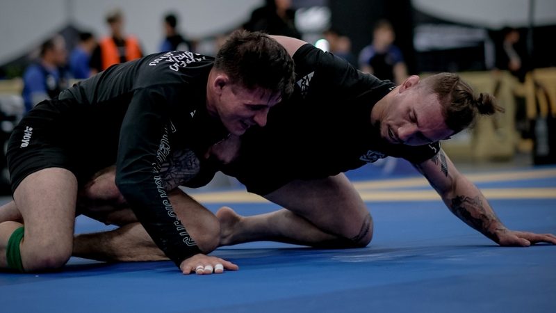Scrambling to take the back in a no-gi grappling exchange