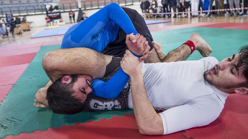 Controlling an opponent on the ground in no-gi grappling before locking the triangle choke