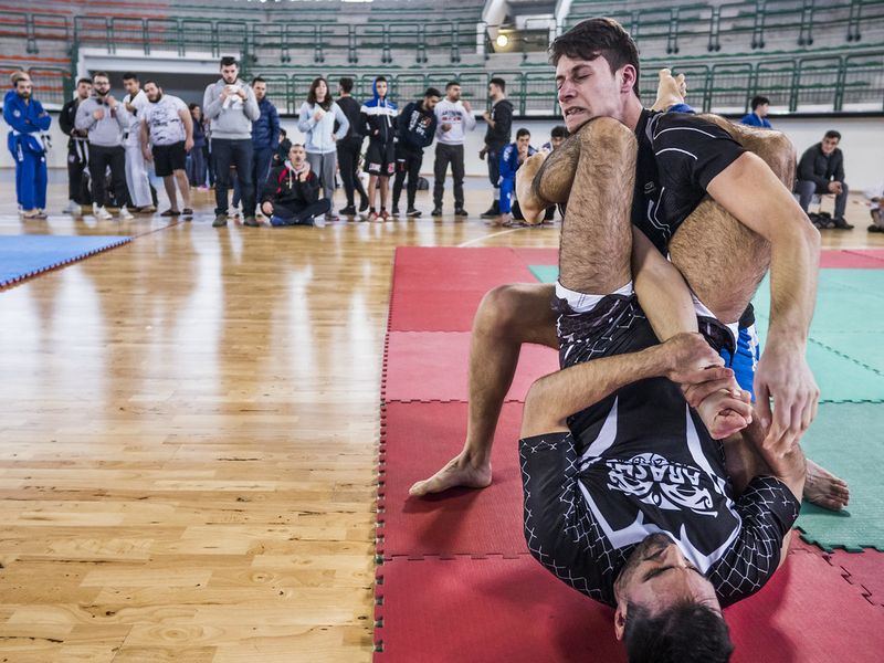 Setting up a triangle choke from no-gi guard