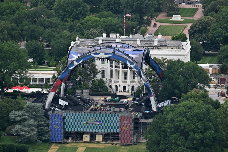 UFC Freedom 250 Octagon at the White House South Lawn — 92-foot cage construction