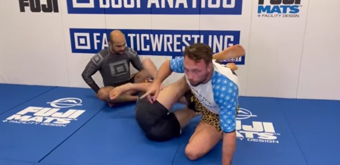 Two no-gi grapplers in the symmetrical 50/50 ashi garami leg entanglement