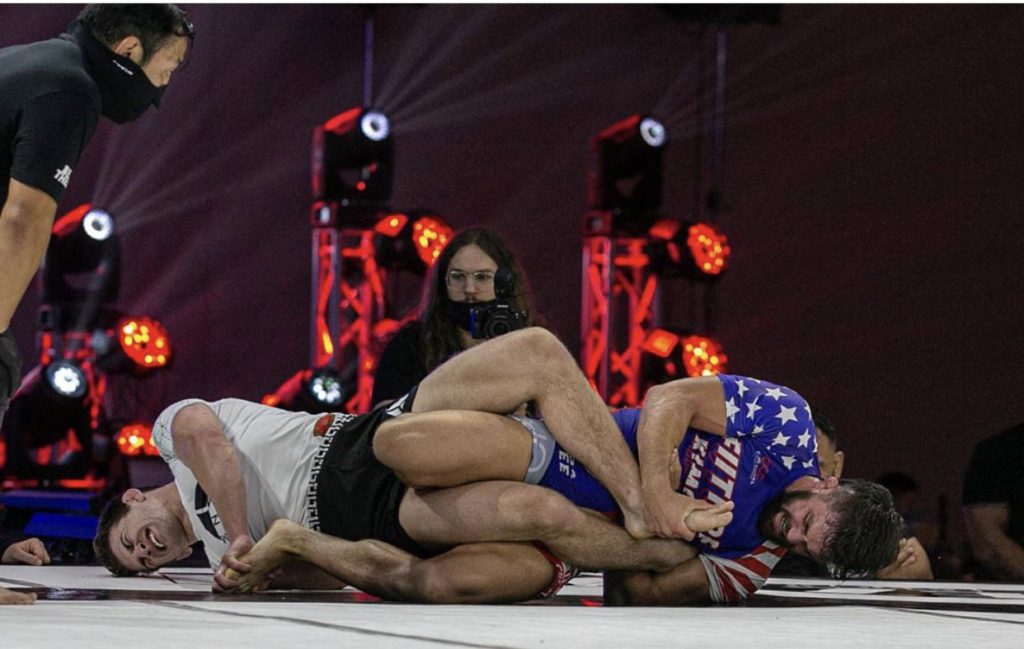 Ashi garami leg entanglement locked in during a no-gi grappling competition
