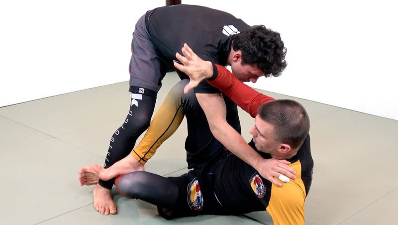 Countering the leg drag pass from de la riva guard no-gi