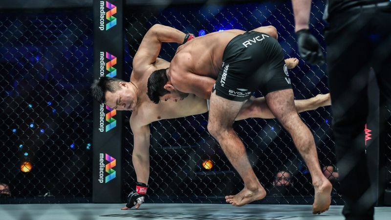 No-gi fighters scrambling during a double leg takedown attempt