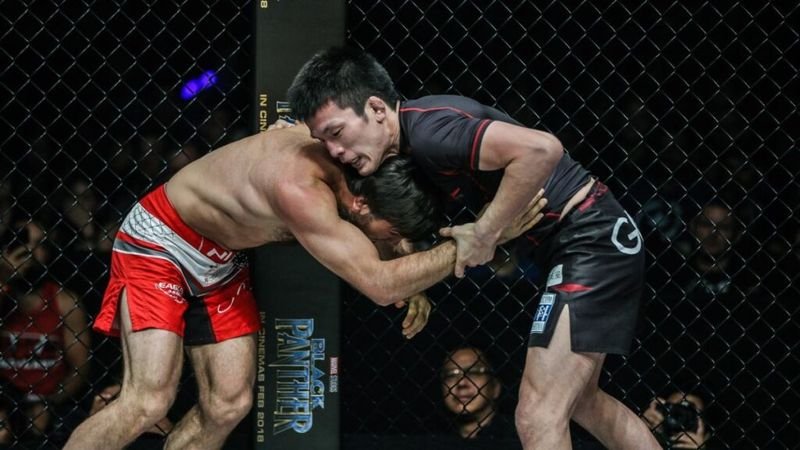 Front headlock and guillotine attempt in no-gi grappling that sets up the von flue choke