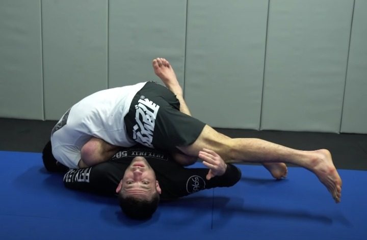 Top pressure passing a no-gi half guard