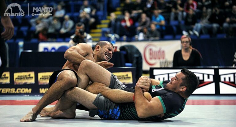 Heel hook no-gi leg lock applied in a grappling match