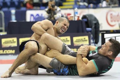 No-gi kneebar and leg entanglement battle on the competition mat