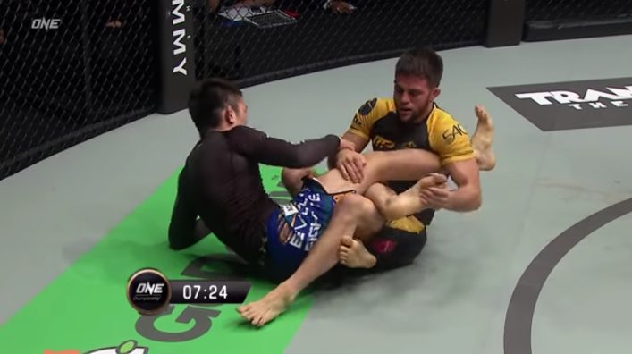 Ashi garami leg entanglement applied inside an MMA cage in a no-gi match