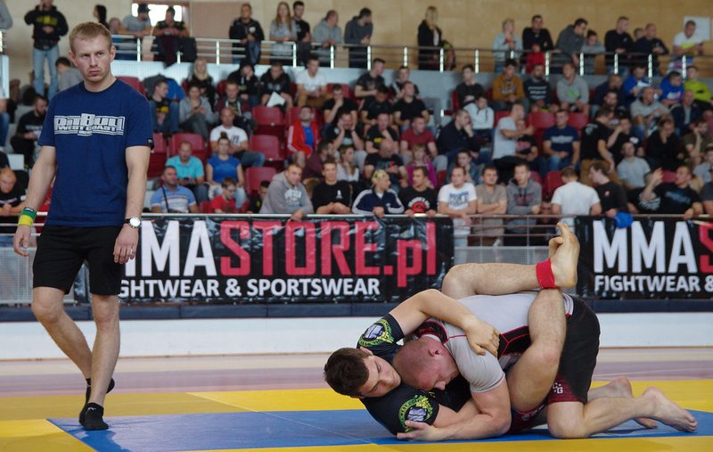 No-gi back control leading to a submission attempt