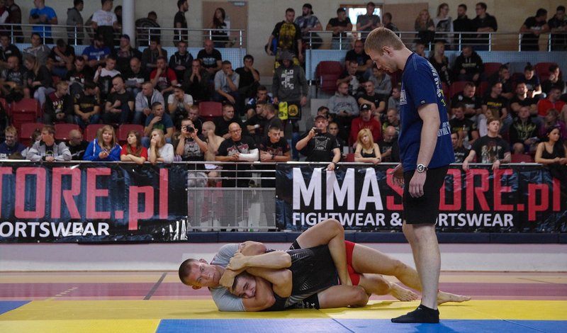 No-gi grapplers scrambling for back control on the mat
