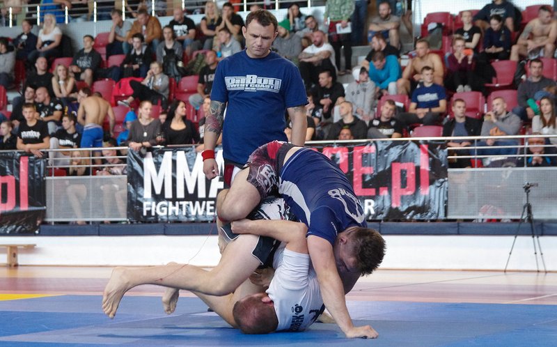 No-gi grappler controlling the top of an open guard