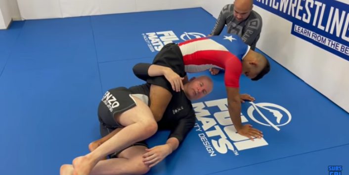 No-gi half guard defending against a guard pass