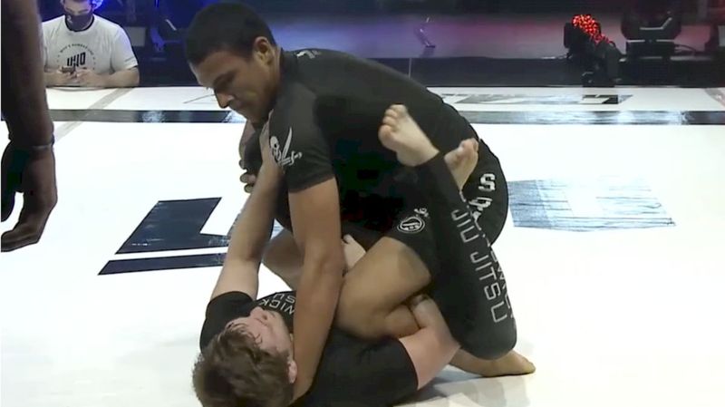 No-gi grappler attacking the legs during a submission scramble