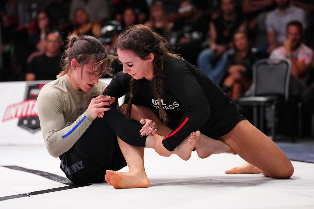 Ffion Davies attacking from open guard in a no gi grappling match