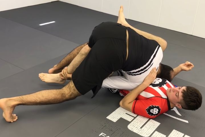 Bernardo Faria demonstrates over-under pass grip no-gi BJJ