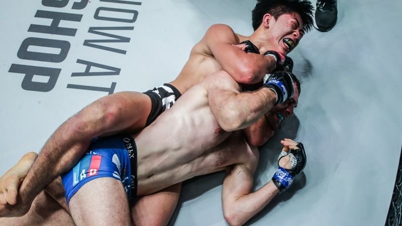 Rear naked choke finish in no-gi MMA