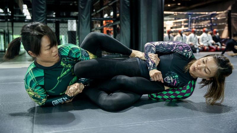 Defending a toe hold in a no-gi jiu-jitsu leg entanglement