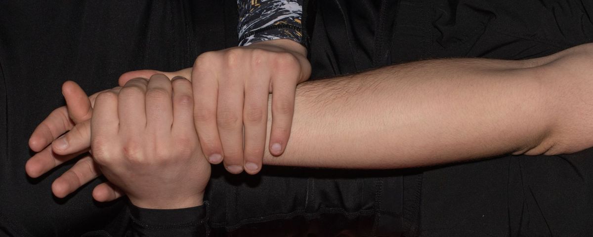Wrist lock bjj no gi submission applied with both hands