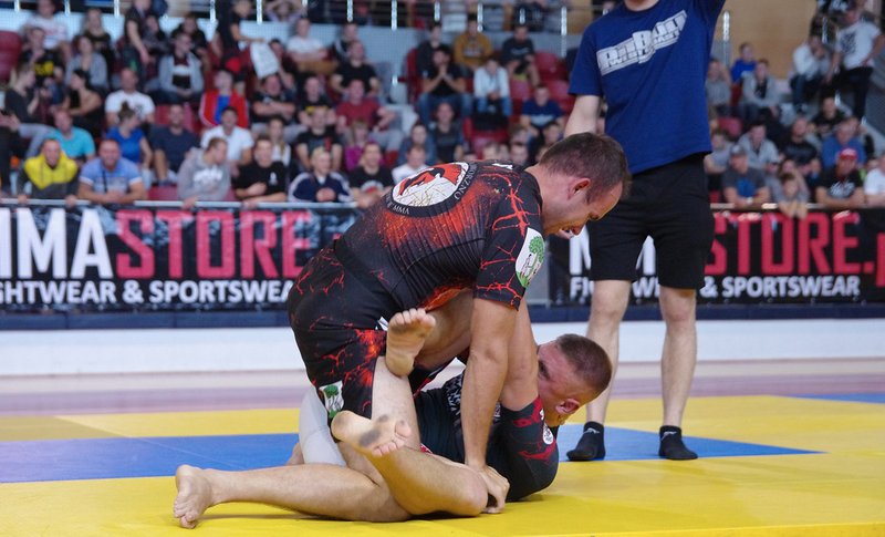 No-gi grappler posturing over an open guard before a sweep