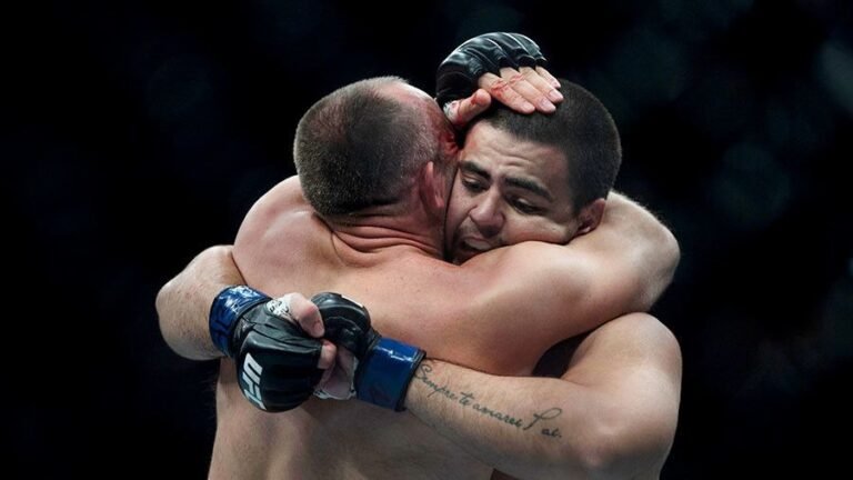 Aleksei Oleinik applying ezekiel choke in UFC fight