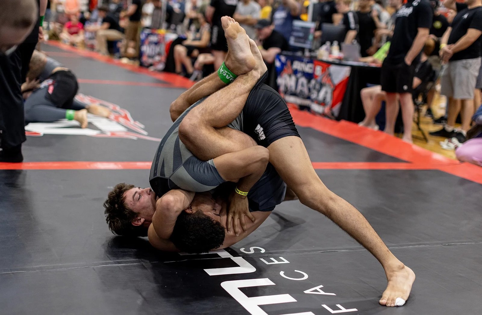 arm-in guillotine applied in no-gi BJJ competition — crooked head lock finish
