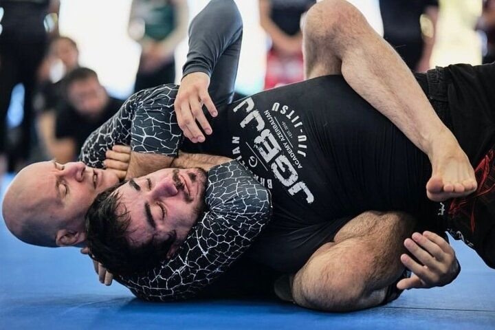 John Danaher demonstrates leg trap for triangle choke from mount in no-gi