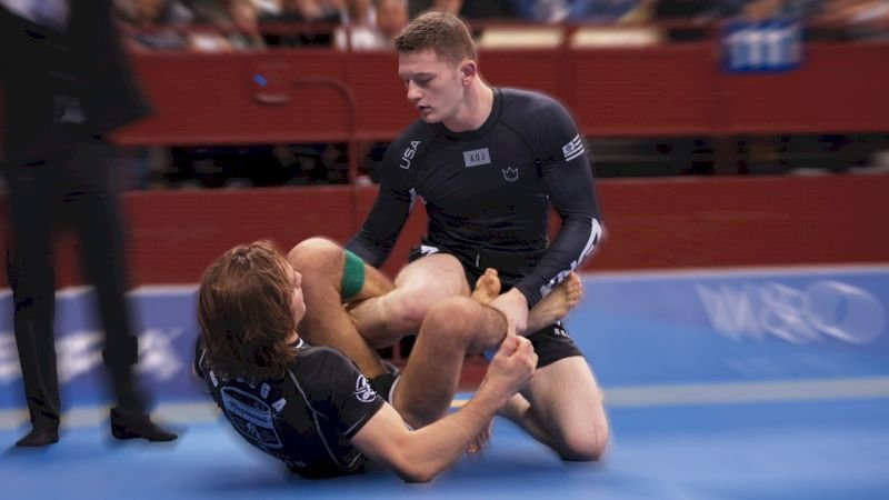 No-gi BJJ grappling with leg control at IBJJF competition