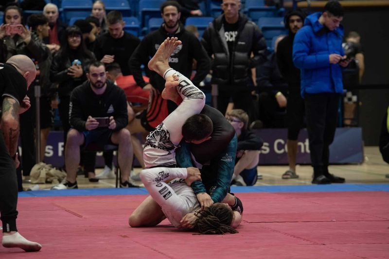 top pressure control in no-gi grappling competition — wrist control and hand position